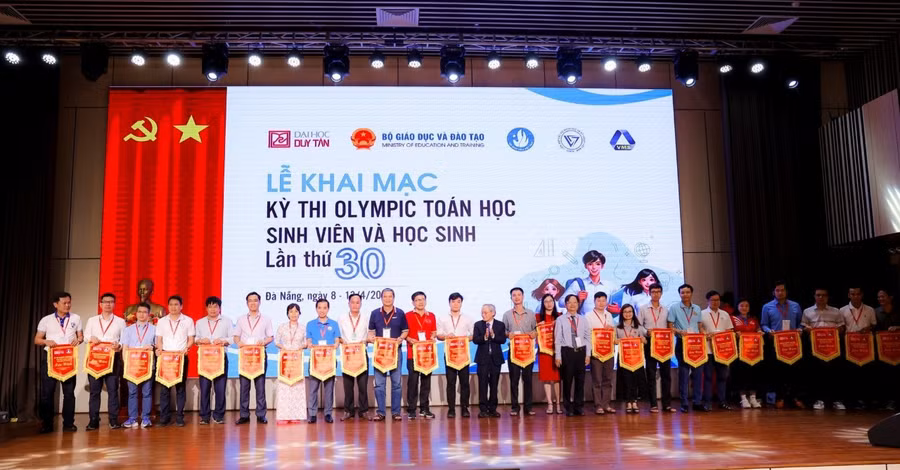 Đại diện lãnh đạo Trường ĐH Duy Tân trao cờ lưu niệm cho các đội dự thi. 