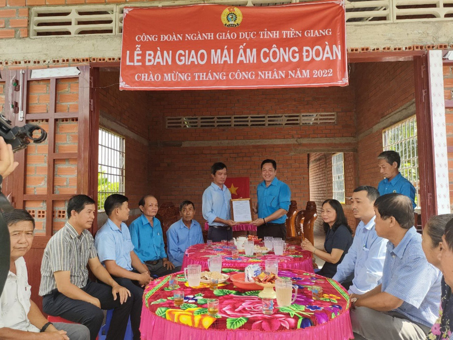Bàn giao mái ấm công đoàn cho giáo viên hoàn cảnh khó khăn huyện Chợ Gạo (Tiền Giang).