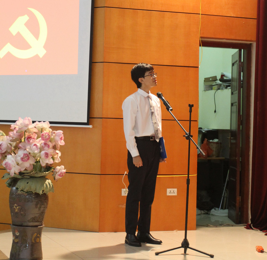 Học sinh Nguyễn Đình Minh tại lễ kết nạp Đảng, Trường THPT chuyên Hà Nội Amsterdam. Ảnh: Vân Anh