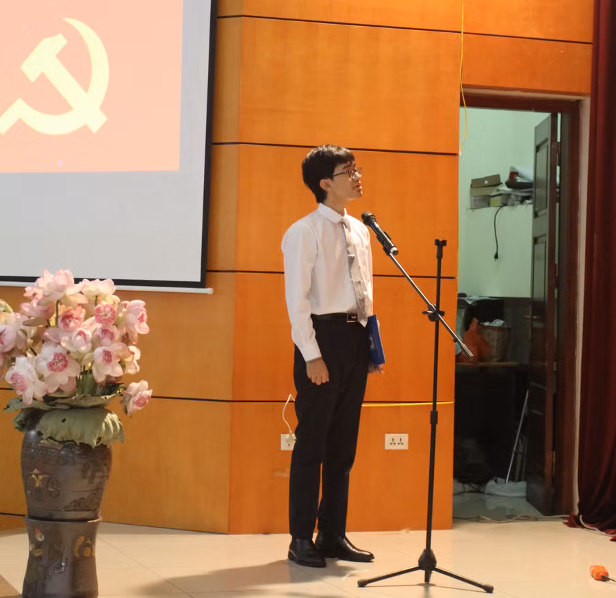 Học sinh Nguyễn Đình Minh tại lễ kết nạp Đảng, Trường THPT chuyên Hà Nội Amsterdam. Ảnh: Vân Anh