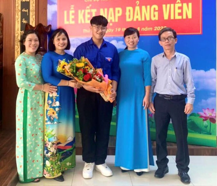 Nguyễn Phúc Khang trong Lễ kết nạp đảng viên.