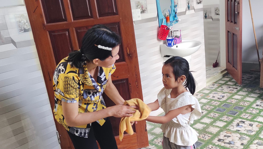 Cô Yến luôn chăm sóc học sinh như con mình. Cô Yến luôn chăm sóc học sinh như con mình.