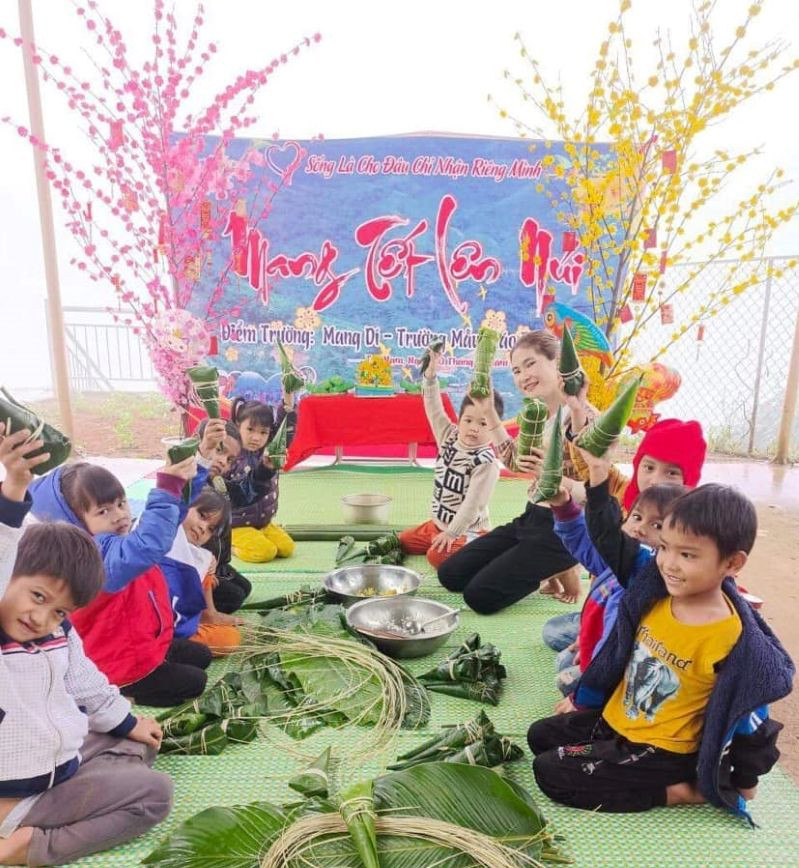 Cô giáo và học sinh điểm trường Măng Di (Nam Trà My, Quảng Nam) tham gia gói bánh ú sừng trâu.