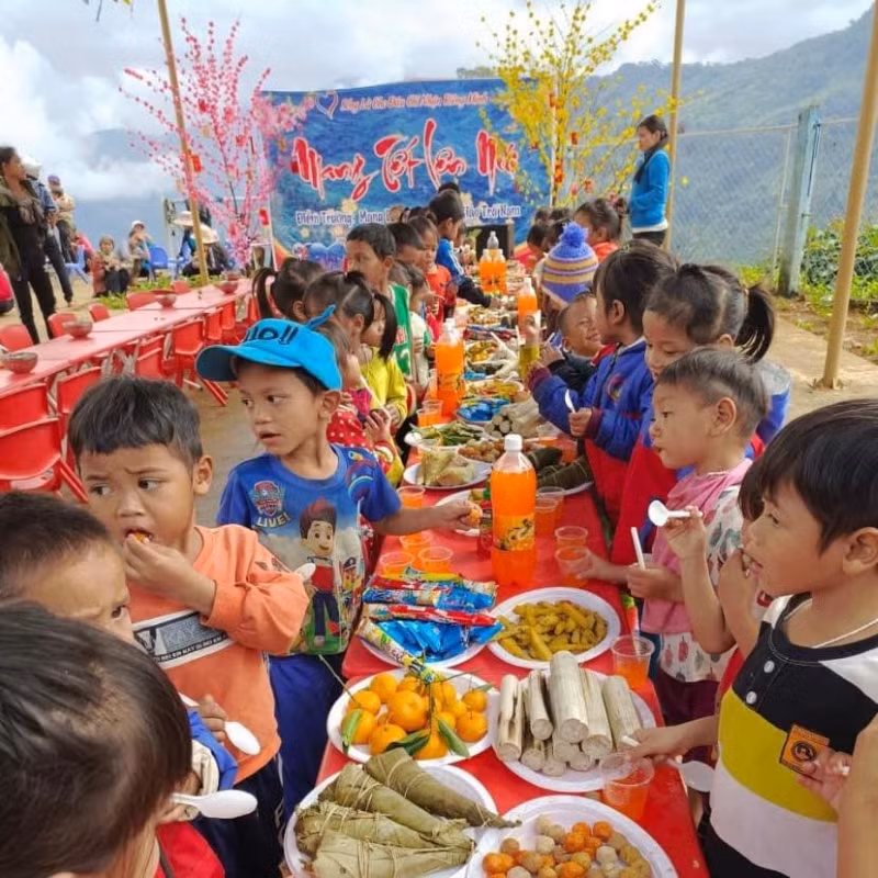Tết ghé qua những điểm trường lẻ heo hút ở trên những đỉnh núi cao của Quảng Trị, Quảng Nam, Quảng Ngãi với những cành đào, cành mai từ chính tay phụ huynh và học sinh trang trí.
