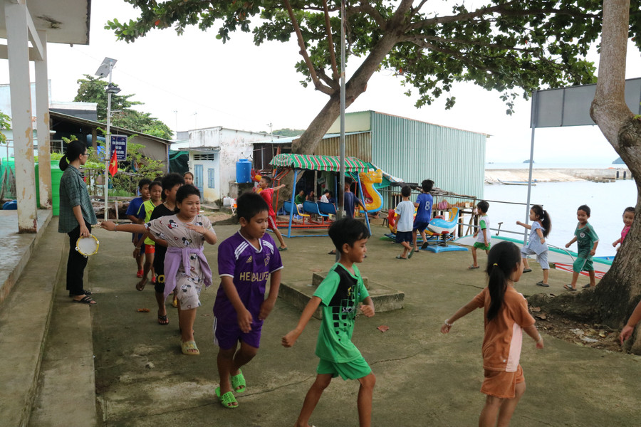 Giờ sinh hoạt của cô trò trên đảo. Giờ sinh hoạt của cô trò trên đảo.