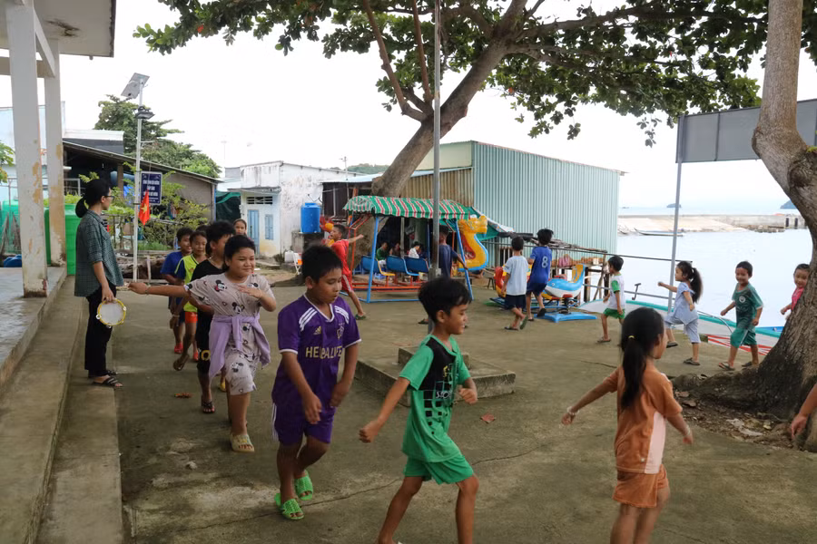 Giờ sinh hoạt của cô trò trên đảo.