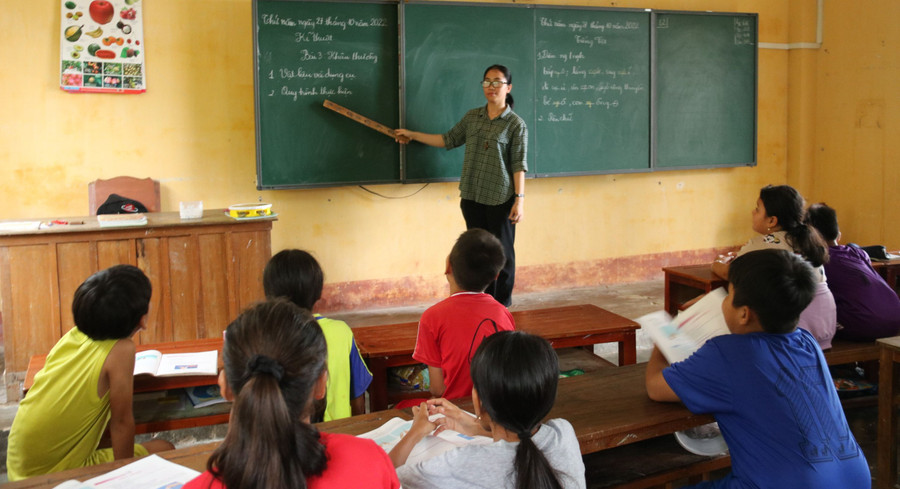 Cô giáo Ngô Thị Thùy dạy học tại điểm lẻ Hòn Giang. Cô giáo Ngô Thị Thùy dạy học tại điểm lẻ Hòn Giang.