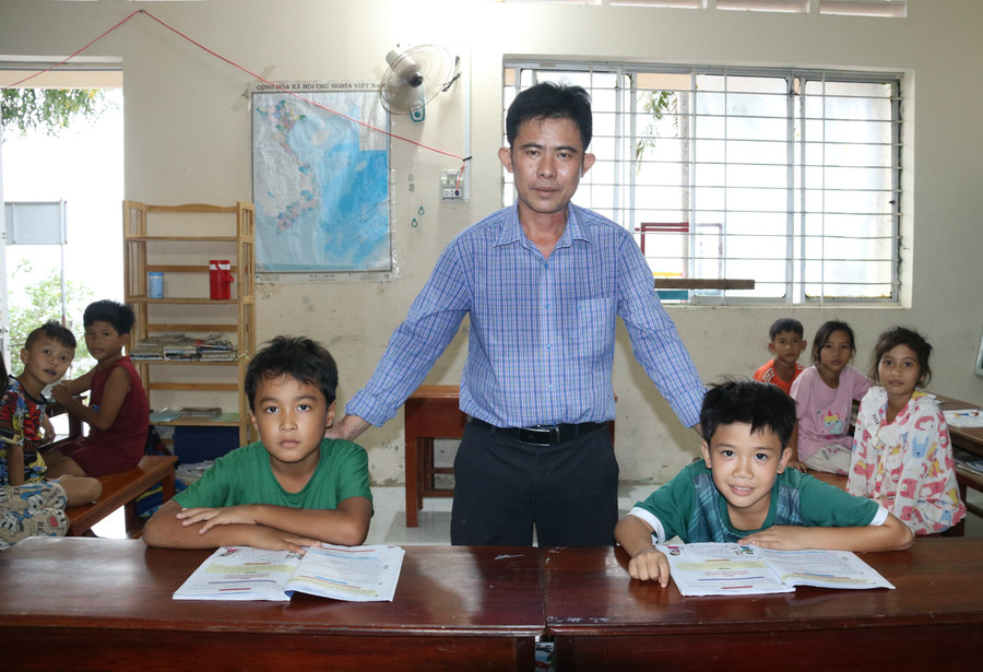 Thầy giáo Trương Tấn Hưng cùng học trò tại điểm lẻ Hòn Đước. Thầy giáo Trương Tấn Hưng cùng học trò tại điểm lẻ Hòn Đước.