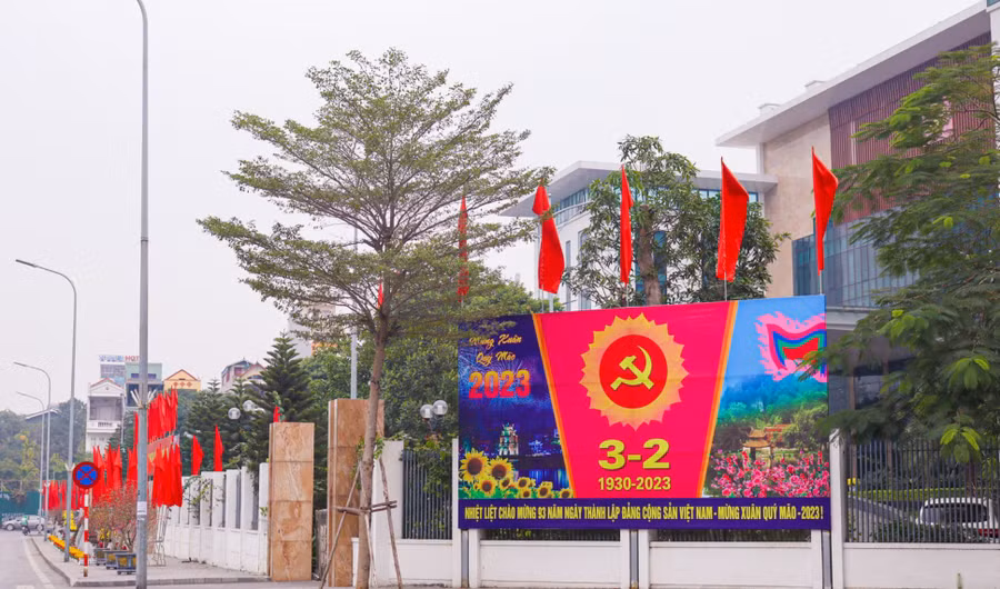 Các tuyến đường Hà Nội khoác lên mình màu áo mới, rực rỡ cờ hoa đón chào xuân mới Quý Mão 2023 và kỷ niệm 93 năm Ngày Thành lập Đảng Cộng sản Việt Nam (3/2/1930 – 3/2/2023). Ảnh: INT