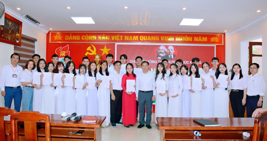 23 học sinh và 1 giáo viên Trường THPT Huỳnh Thúc Kháng, TP Vinh, Nghệ An được kết nạp Đảng trong năm học 2021 - 2022. Ảnh: NTCC 23 học sinh và 1 giáo viên Trường THPT Huỳnh Thúc Kháng, TP Vinh, Nghệ An được kết nạp Đảng trong năm học 2021 - 2022. Ảnh: NTCC