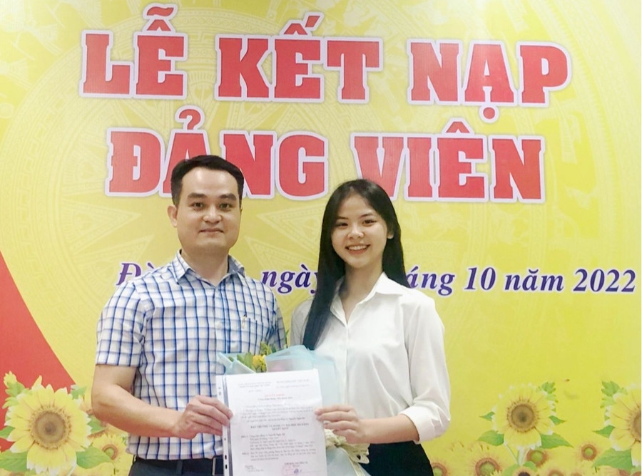 TS Bùi Trung Hiệp – Bí thư Chi bộ Sinh viên Trường ĐH Kinh tế, ĐH Đà Nẵng trao quyết định đảng viên chính thức cho sinh viên Nguyễn Ngân Hà. Ảnh: NVCC TS Bùi Trung Hiệp – Bí thư Chi bộ Sinh viên Trường ĐH Kinh tế, ĐH Đà Nẵng trao quyết định đảng viên chính thức cho sinh viên Nguyễn Ngân Hà. Ảnh: NVCC