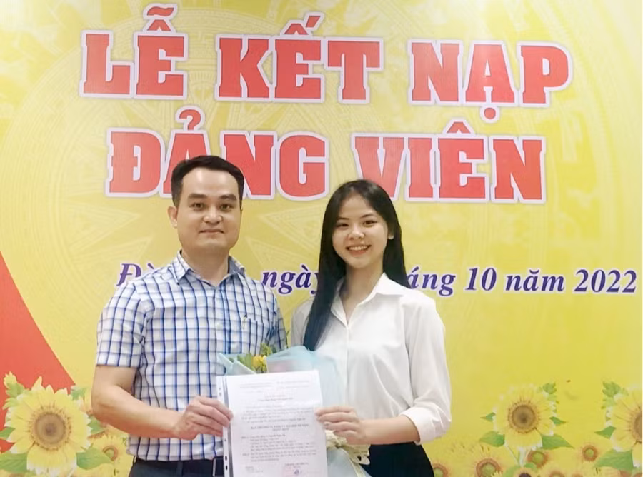 TS Bùi Trung Hiệp – Bí thư Chi bộ Sinh viên Trường ĐH Kinh tế, ĐH Đà Nẵng trao quyết định đảng viên chính thức cho sinh viên Nguyễn Ngân Hà. Ảnh: NVCC