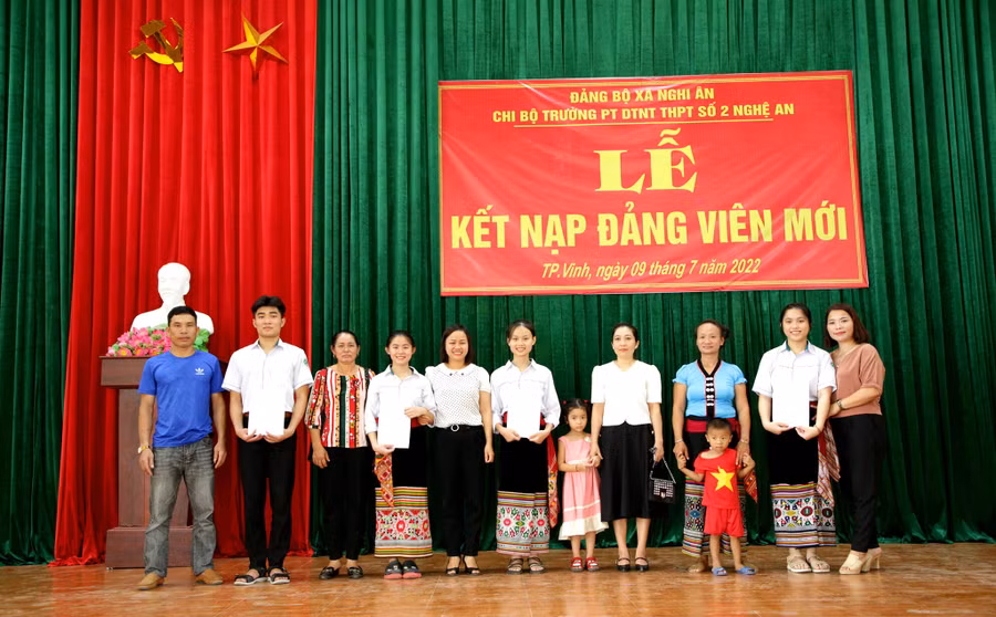 Người thân trong gia đình tham dự lễ kết nạp Đảng của con em mình tại Trường Phổ thông DTNT THPT số 2 tỉnh Nghệ An. Ảnh: NTCC