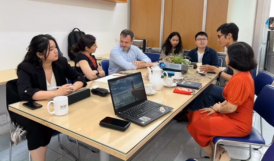TS Nguyễn Lý Sỹ Phú (thứ 2 từ bên phải) trong một lần cùng cộng sự nước ngoài bàn luận cho dự án nghiên cứu của mình.