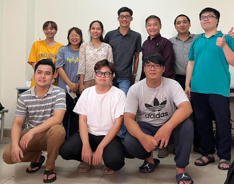 TS Nguyễn Lý Sỹ Phú (đứng giữa) và nhóm nghiên cứu làm việc cùng chuyên gia từ NIC, Nhật Bản.