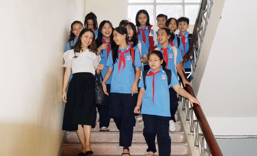 Cô Trần Thị Phương tạo cơ hội cho học sinh hoạt động nhóm.