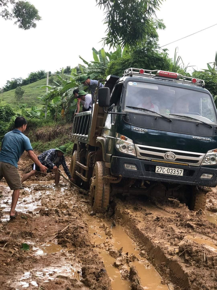 Do khó khăn về giao thông nên việc vận chuyển nguyên liệu để xây dựng các điểm trường ở Pú Hồng hết sức vất vả.