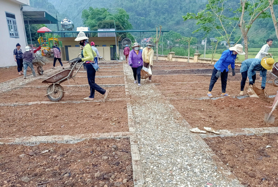 Giáo viên và phụ huynh Trường Mầm non Mường Pồn tham gia hỗ trợ xây dựng tại điểm trường trung tâm.