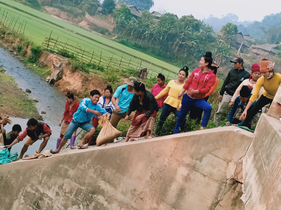 Phụ huynh cùng tham gia hỗ trợ vận chuyển vật liệu xây dựng tại Trường Mầm non Pú Hồng.