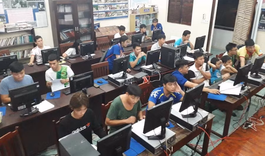 Điểm truy cập Internet tại “Điểm sinh hoạt văn hóa cộng đồng” luôn đông đúc trong những ngày hè.