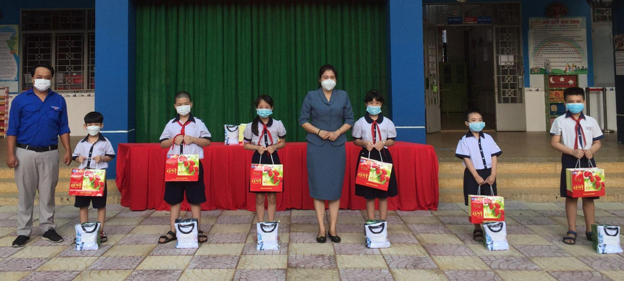 Ban giám hiệu Trường Tiểu học Nguyễn Thanh Tuyền tặng đồng phục và sách vở cho học sinh đầu năm 2022. Ban giám hiệu Trường Tiểu học Nguyễn Thanh Tuyền tặng đồng phục và sách vở cho học sinh đầu năm 2022.