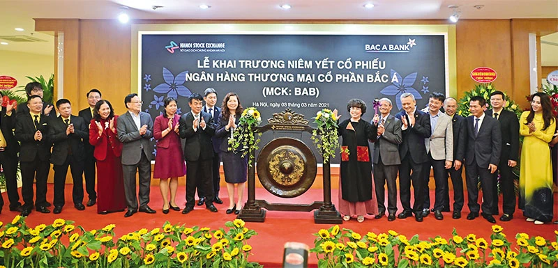 Nghi thức đánh cồng khai trương phiên giao dịch đầu tiên của BAC A BANK trên sàn HNX.