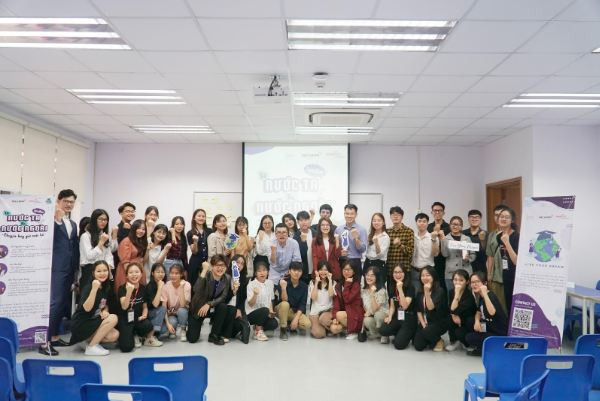 Sinh viên hào hứng với Tọa đàm “Từ nước ta ra nước ngoài - chuyện bây giờ mới kể”. Sinh viên hào hứng với Tọa đàm “Từ nước ta ra nước ngoài - chuyện bây giờ mới kể”.