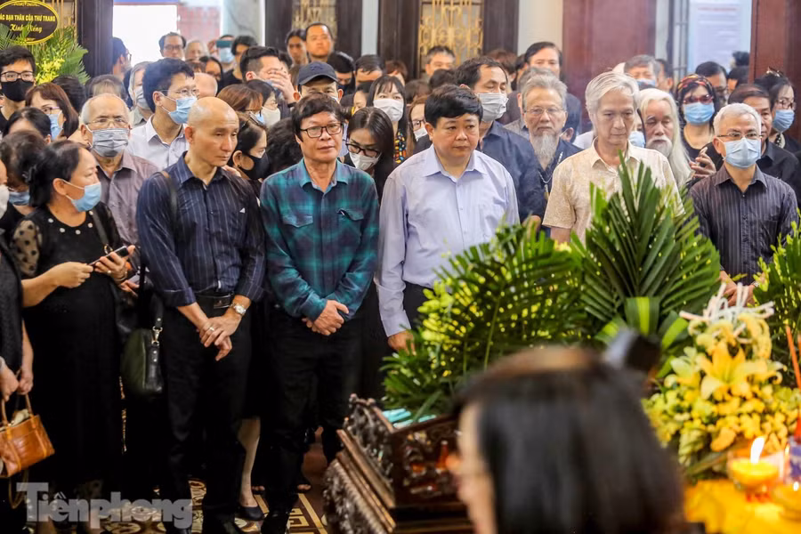 Đông đảo người thân, anh chị em đồng nghiệp, bạn bè đã đến đưa tiễn nhà thơ Hoàng Nhuận Cầm về cõi vĩnh hằng.