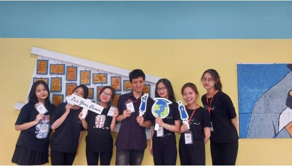Dự án “Live Your Dream” và những bạn sinh viên đầy nhiệt huyết với mục tiêu nâng bước những ước mơ du học. Dự án “Live Your Dream” và những bạn sinh viên đầy nhiệt huyết với mục tiêu nâng bước những ước mơ du học.