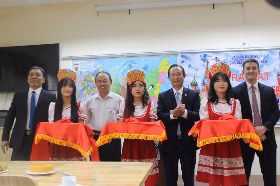 Cắt băng khánh thành khai trương Phòng văn hóa Nga tại trường ĐH Ngoại ngữ, ĐH Đà Nẵng