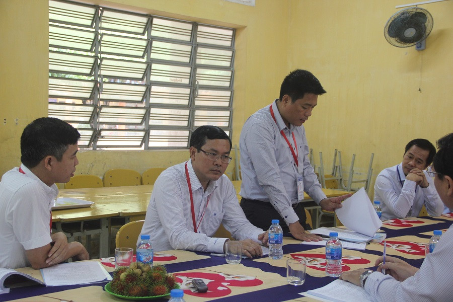 Các thành viên trong đoàn kiểm tra công tác thi của Bộ lưu ý với ban chỉ đạo hội đồng thi tại tỉnh Long An về công tác chấm thi