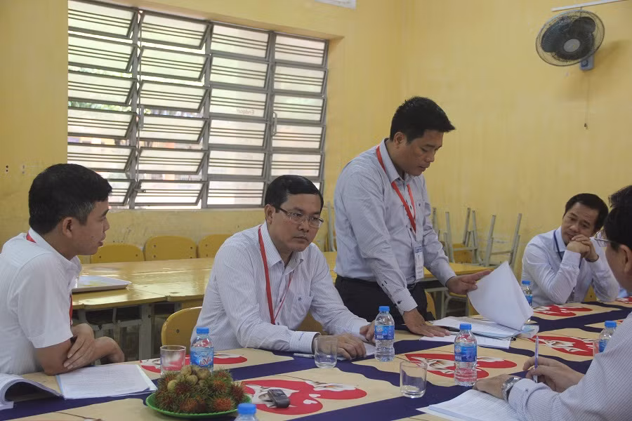 Các thành viên trong đoàn kiểm tra công tác thi của Bộ lưu ý với ban chỉ đạo hội đồng thi tại tỉnh Long An về công tác chấm thi