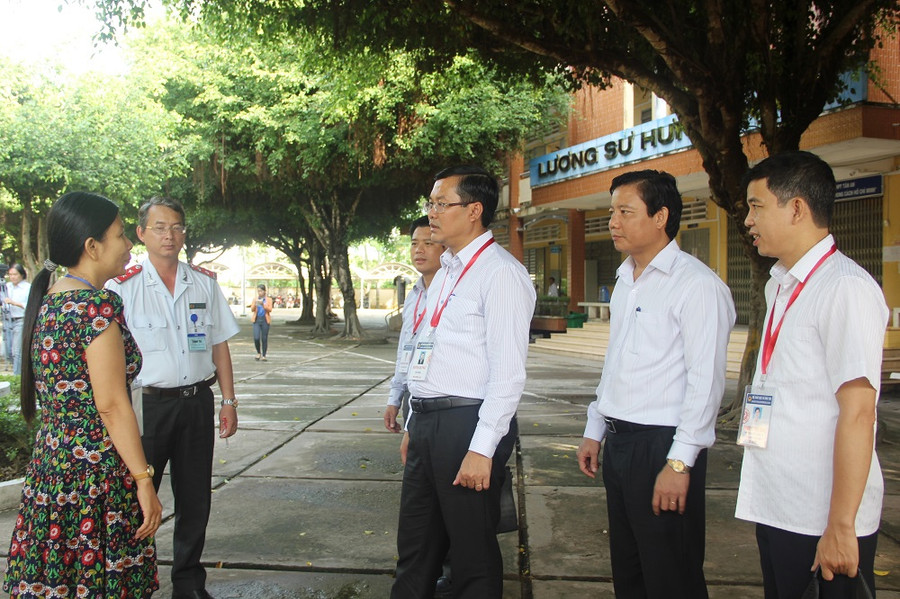 Thứ trưởng Nguyễn Văn Phúc trao đổi với thanh tra tại điểm chấm thi