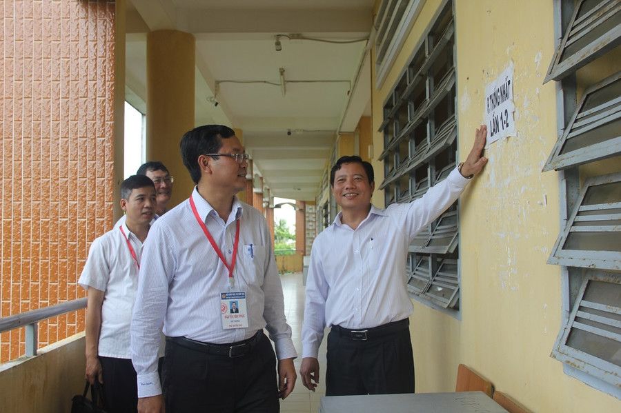 Ông Phạm Tấn Hòa, Phó Chủ tịch UBND tỉnh Long An, Trưởng Ban chỉ đạo hội đồng thi THPT quốc gia tỉnh Long An (bìa phải)