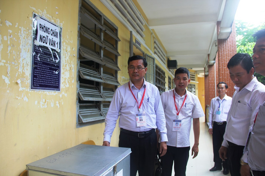 Thứ trưởng và đoàn kiểm tra phòng chấm Ngữ văn 1