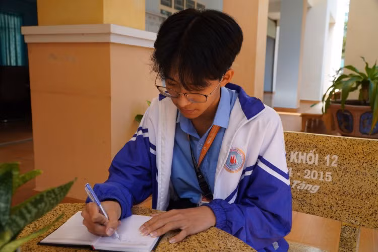 Học sinh lớp 12, Trường THPT chuyên Hùng Vương (TP Pleiku, Gia Lai) ôn tập kiến thức để chuẩn bị cho kỳ thi tốt nghiệp.