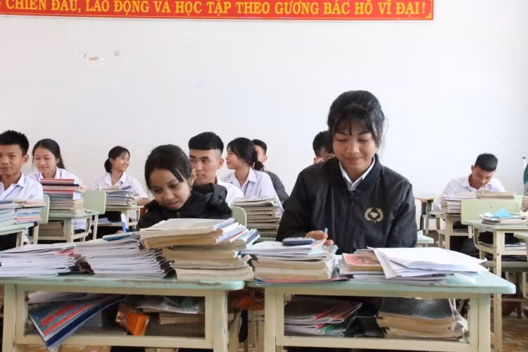 Học sinh Trường DTNT Đắk Hà (Kon Tum) học tập, ôn luyện kiến thức.