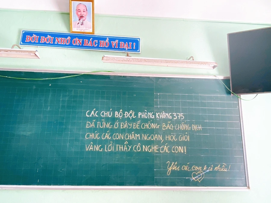 Những dòng chữ nhắn gửi của các chú bộ đội sau thời gian lưu trú tại trường Tiểu học Trưng Nữ Vương để cùng thành phố phòng, chống dịch.