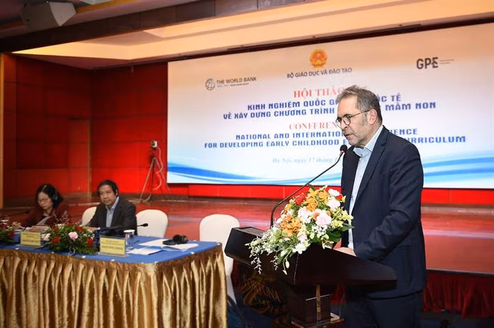 Quyền Giám đốc điều hành Ngân hàng Thế giới tại Việt Nam Christophe Lemiere trao đổi tại Hội thảo.