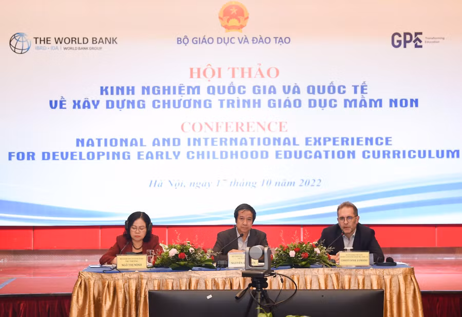 Chủ trì hội thảo (từ trái qua phải ảnh: Thứ trưởng Bộ GD&amp;ĐT Ngô Thị Minh, Bộ trưởng Bộ GD&amp;ĐT Nguyễn Kim Sơn và Quyền Giám đốc điều hành Ngân hàng Thế giới tại Việt Nam.