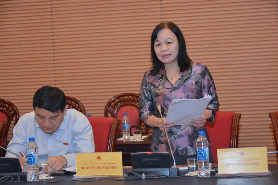 Bà Nguyễn Thị Mai Hoa chia sẻ ý kiến của Thường trực Ủy ban Văn hóa, Giáo dục đánh giá kết quả thực hiện nhiệm vụ năm học 2021-2022, phương hướng, nhiệm vụ năm học 2022- 2023 và việc sử dụng ngân sách nhà nước đối với lĩnh vực giáo dục-đào tạo.