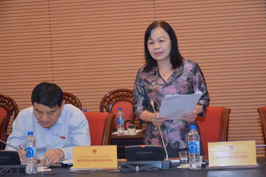 Bà Nguyễn Thị Mai Hoa chia sẻ ý kiến của Thường trực Ủy ban Văn hóa, Giáo dục đánh giá kết quả thực hiện nhiệm vụ năm học 2021-2022, phương hướng, nhiệm vụ năm học 2022- 2023 và việc sử dụng ngân sách nhà nước đối với lĩnh vực giáo dục-đào tạo.