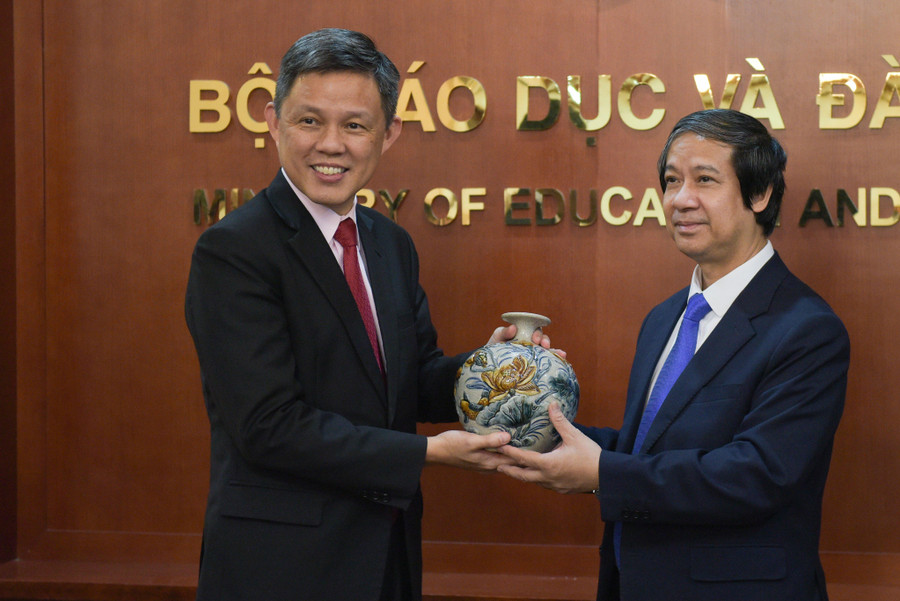 Bộ trưởng Bộ GD&ĐT Nguyễn Kim Sơn, Bộ trưởng Bộ Giáo dục Singapore Chan Chun Sing tặng quà lưu niệm nhân buổi làm việc. Bộ trưởng Bộ GD&ĐT Nguyễn Kim Sơn, Bộ trưởng Bộ Giáo dục Singapore Chan Chun Sing tặng quà lưu niệm nhân buổi làm việc.