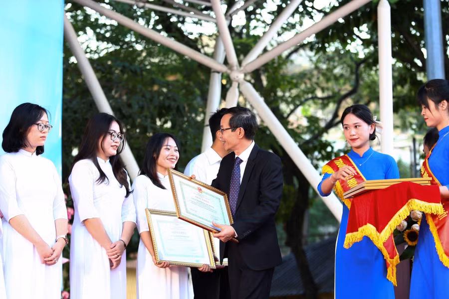 GS Nguyễn Văn Minh trao bằng khen cho tân sinh viên xuất sắc tại lễ khai giảng.