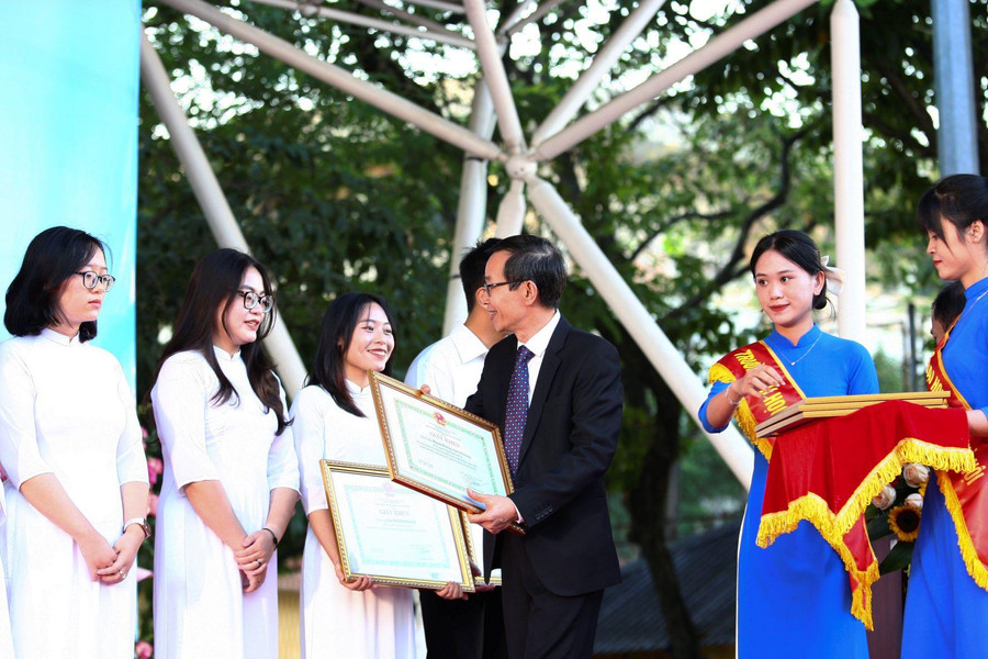 GS Nguyễn Văn Minh trao bằng khen cho tân sinh viên xuất sắc tại lễ khai giảng. GS Nguyễn Văn Minh trao bằng khen cho tân sinh viên xuất sắc tại lễ khai giảng.