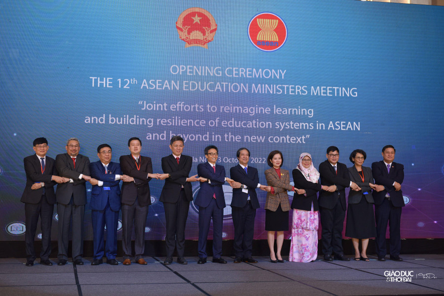 Phó Thủ tướng Vũ Đức Đam, các Bộ trưởng/Trưởng đoàn, Phó Tổng Thư ký ASEAN và một số khách mời chụp ảnh lưu niệm. Phó Thủ tướng Vũ Đức Đam, các Bộ trưởng/Trưởng đoàn, Phó Tổng Thư ký ASEAN và một số khách mời chụp ảnh lưu niệm.