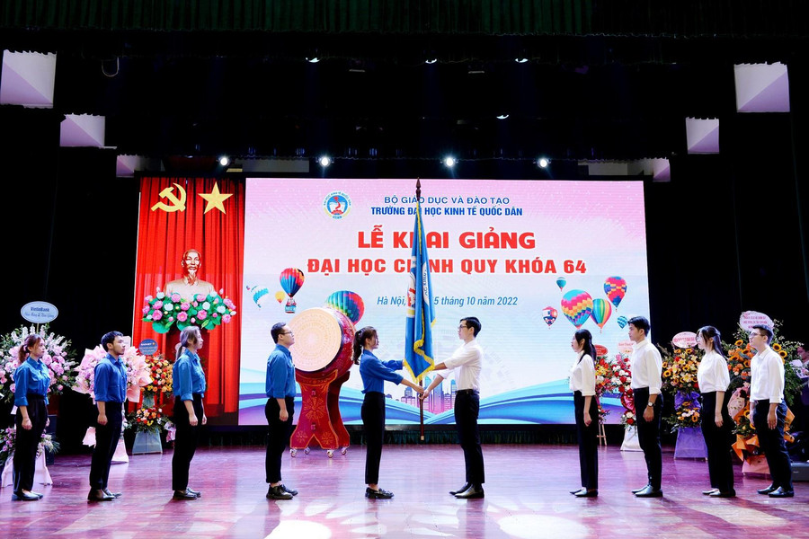 Nghi thức trao cờ truyền thống cho đại diện các tân sinh viên Khóa 64 được thực hiện long trọng.