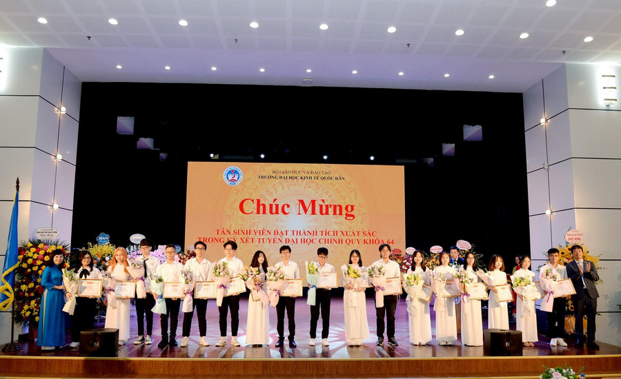 Lãnh đạo Trường ĐH Kinh tế quốc dân khen thưởng cho các tân sinh viên đạt thành tích xuất sắc trong kỳ xét tuyển đại học chính quy Khoá 64.