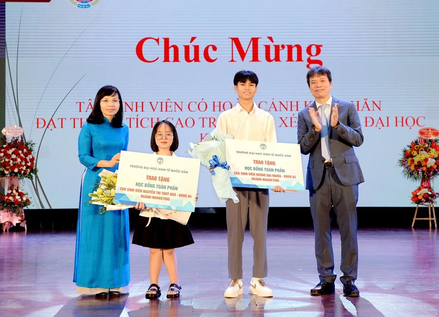 Lãnh đạo Trường ĐH Kinh tế quốc dân trao tặng học bổng toàn phần cho tân sinh viên hoàn cảnh khó khăn đạt thành tích cao trong kỳ xét tuyển đại học chính quy Khoá 64.