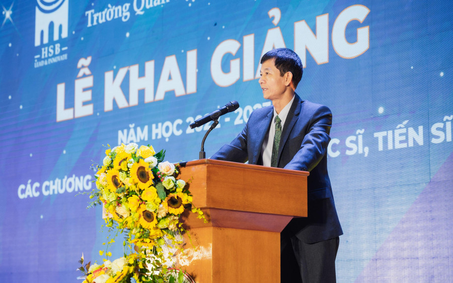 PGS.TS.Hoàng Đình Phi, Hiệu trưởng Trường Quản trị và Kinh doanh phát biểu tại lễ khai giảng.